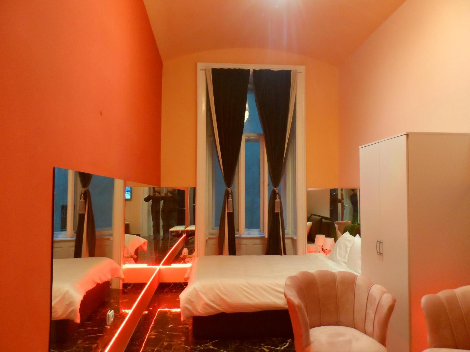 Room2-airb Next To Main Street Crowded Apartmán *